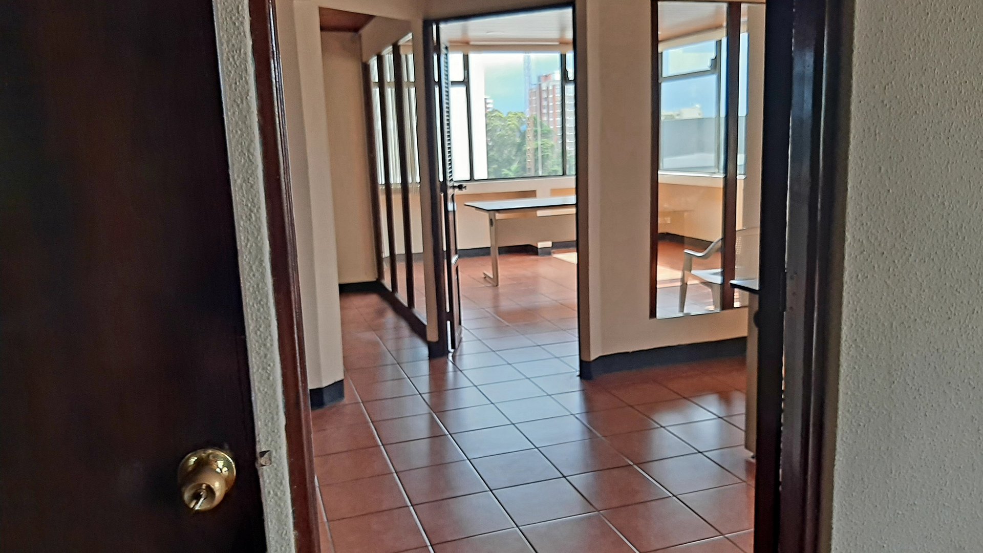 Amplia oficina en Avenida Reforma, Zona 10, en venta o alquiler
