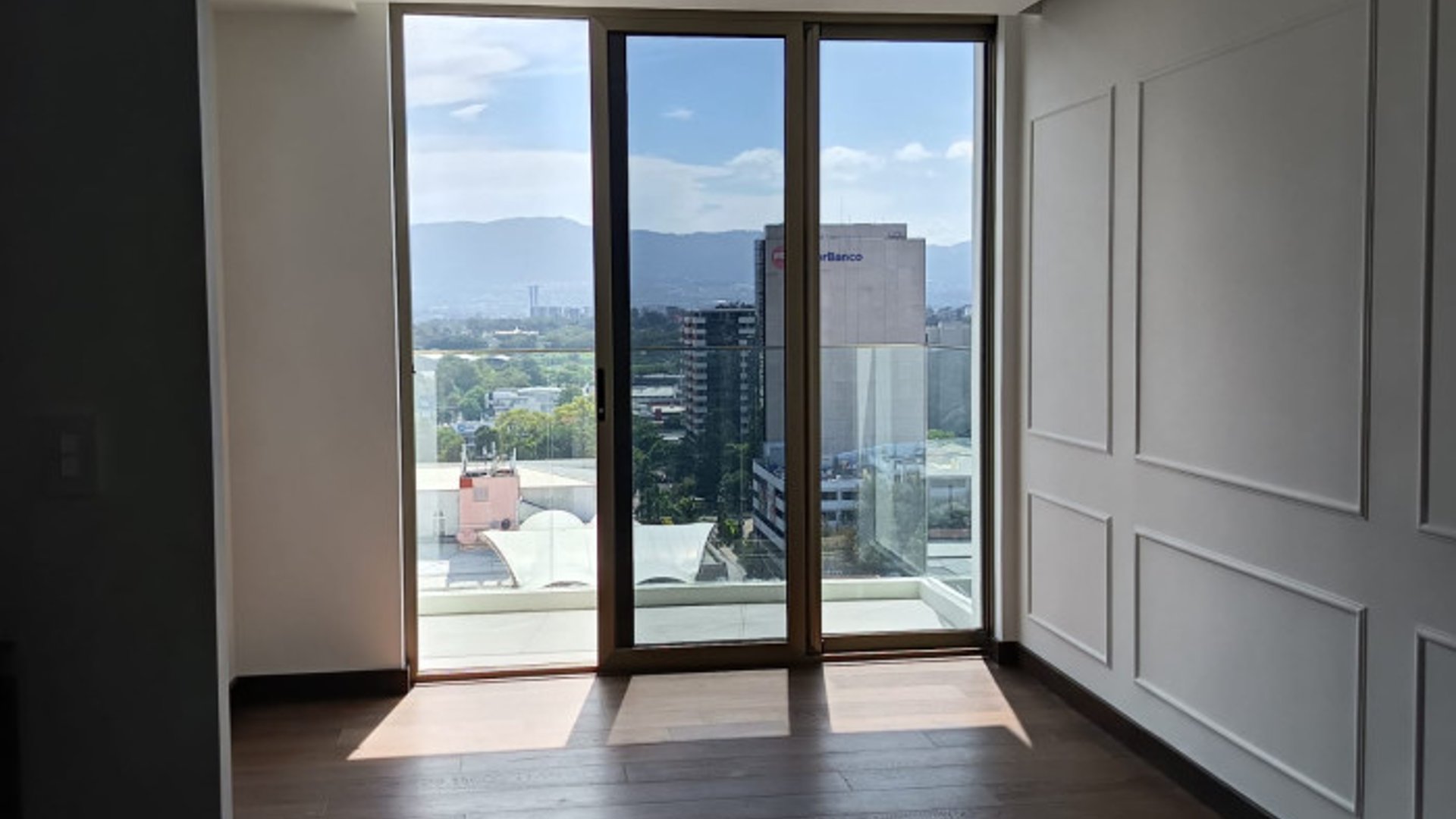 Apartamento en Venta en Zona 10 Edificio Atarah - Image 1
