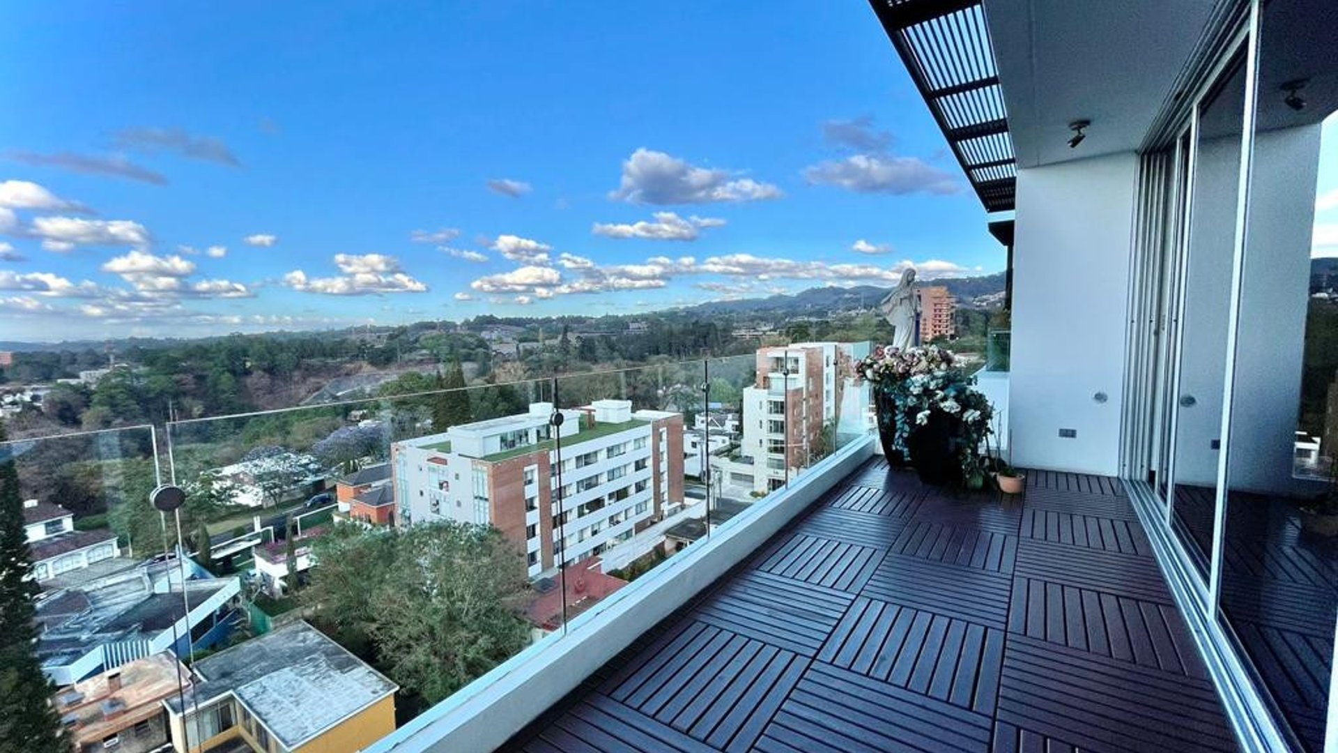 Pent House de 2 niveles en Venta Zona 15