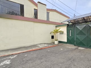 Casa en Venta San Cristóbal con Dos Locales Comerciales - Image 1