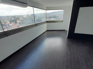 Oficina en Torino 1 Zona 10 | Nivel alto y espacios amplios - Image 5