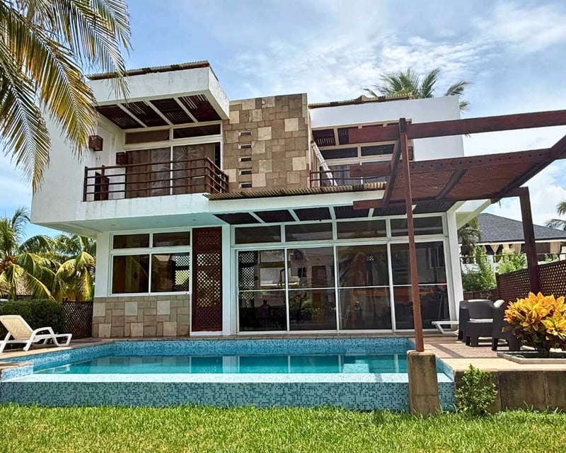 EN CONDOMINIO KM. 5 CARRETERA A MONTERRICO SE VENDE CASA