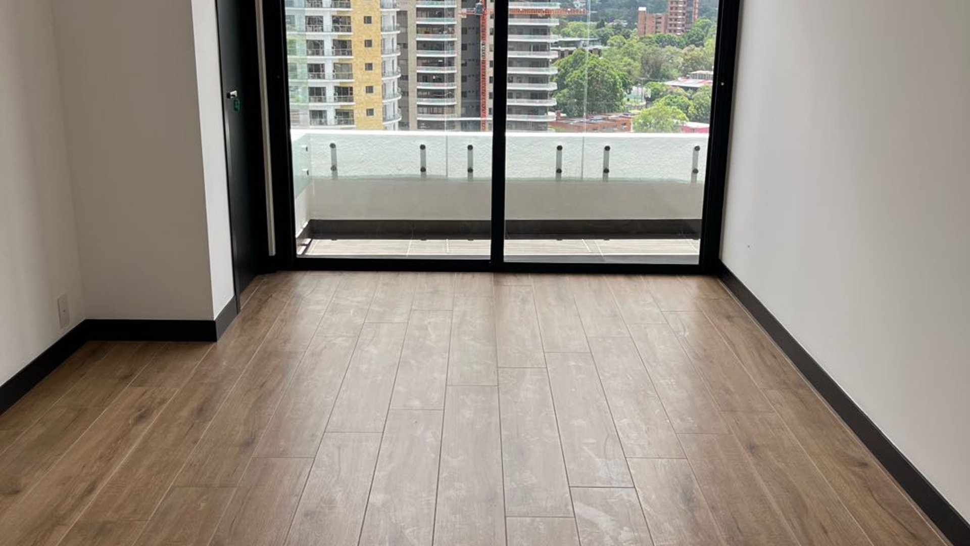 Apartamento de 3 habitaciones en alquiler, Alena zona 15 - Miniatura 4
