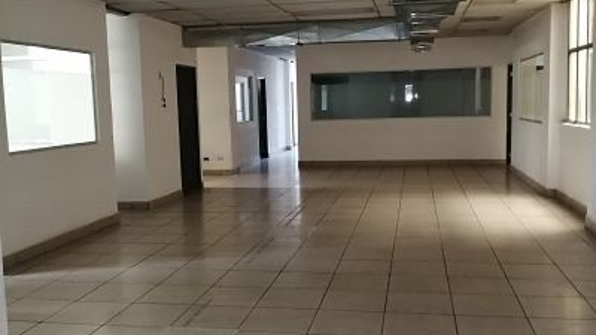 Edificio en renta zona 12 - Miniatura 3