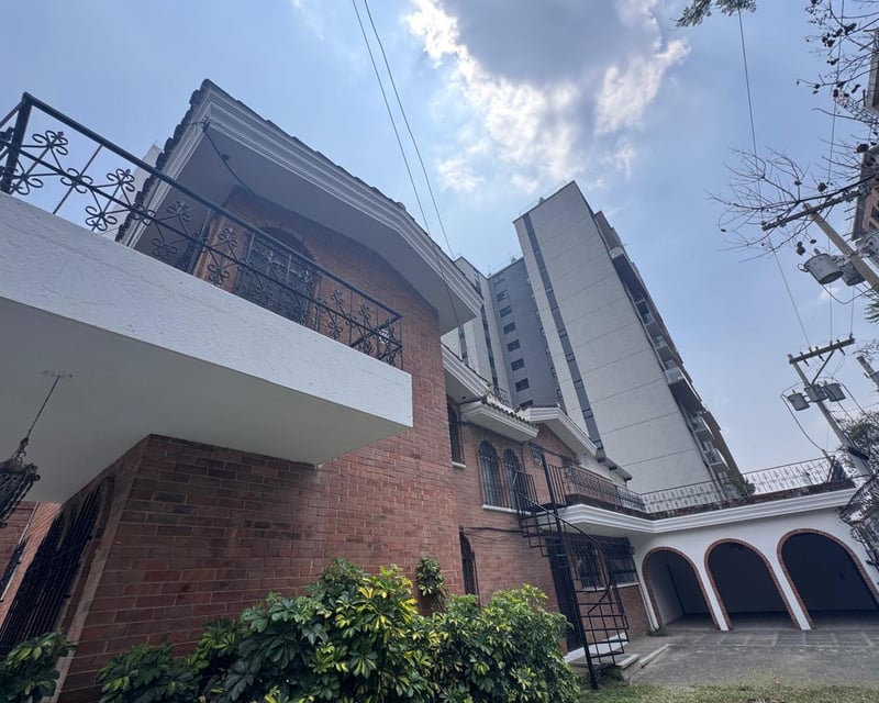 Renta de casa en zona 13 con 15 parqueos