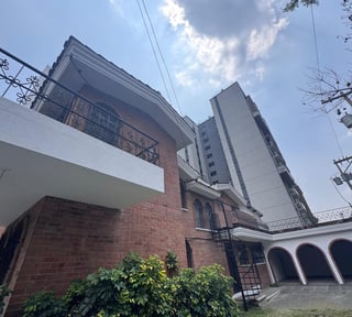 Renta de casa en zona 13 con 15 parqueos