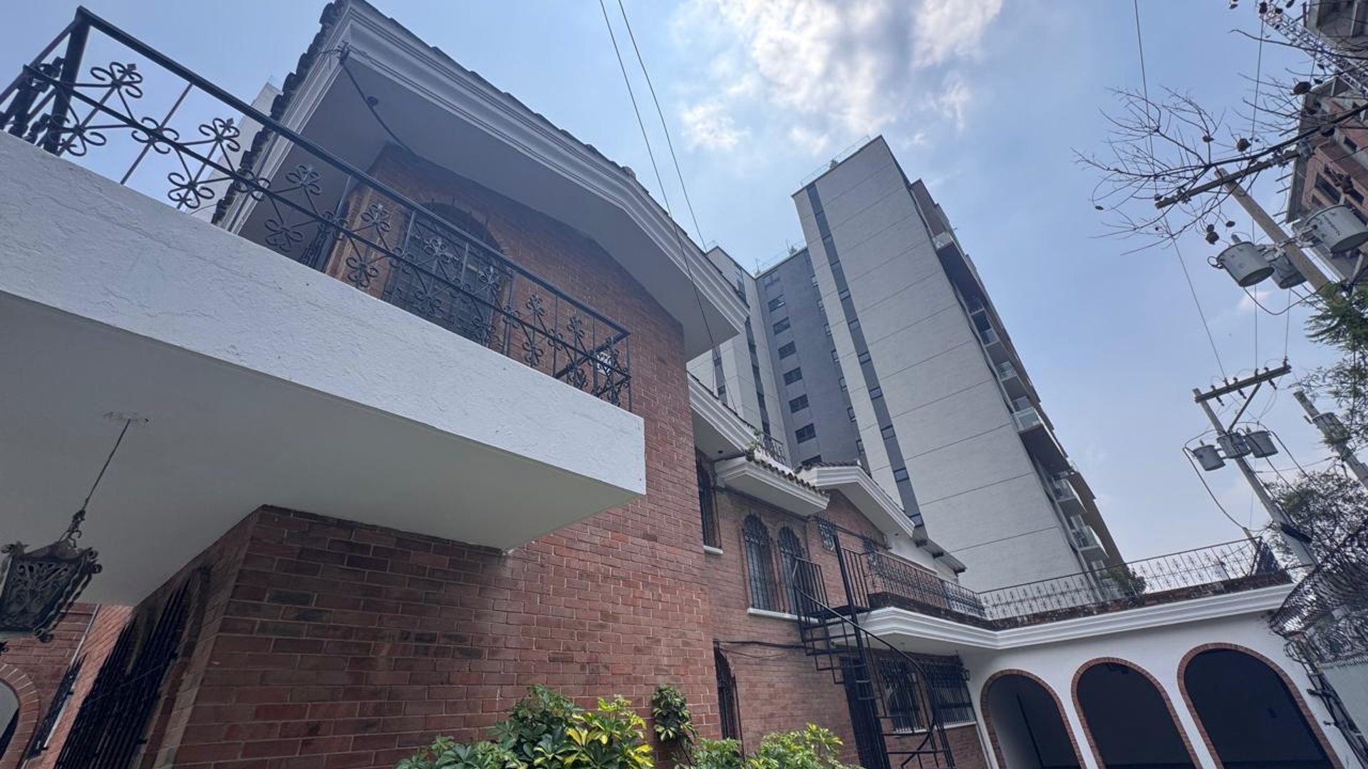 Renta de casa en zona 13 con 15 parqueos