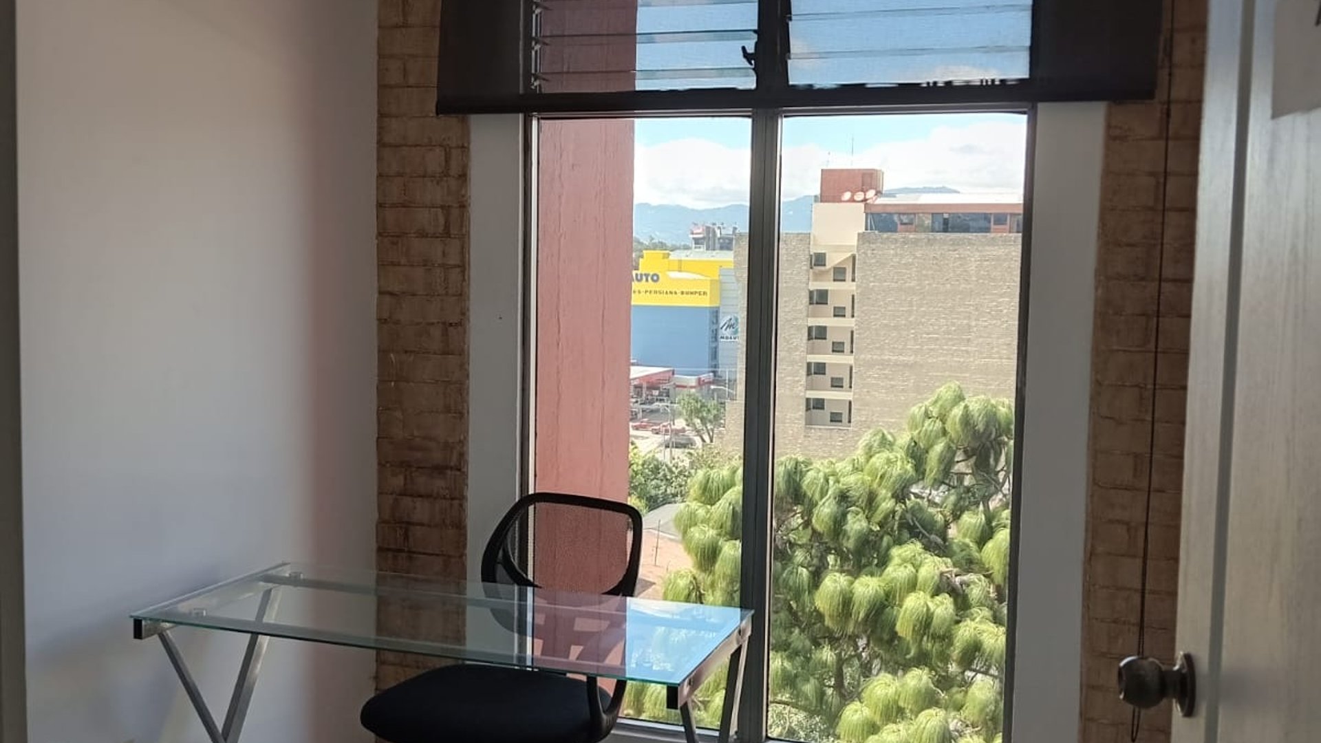 Oficinas en Renta en Edificio 74 zona 9 - Miniatura 2