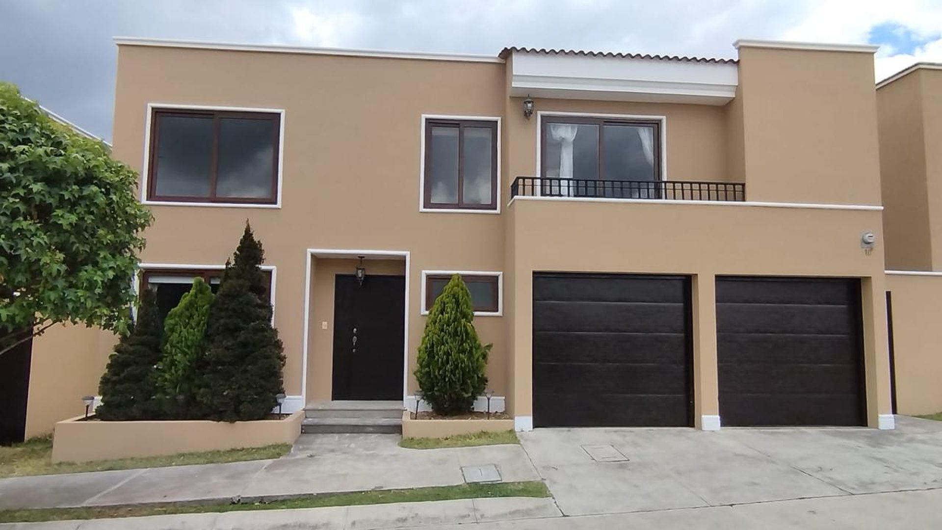 📍 CASA EN RENTA Y VENTA – CUMBRES DE LA ARBOLEDA | KM 21.5 CAES