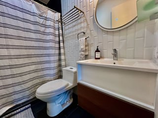 Venta de apartamento de 2 niveles en Edificio Granat, Zona 4 - Image 8