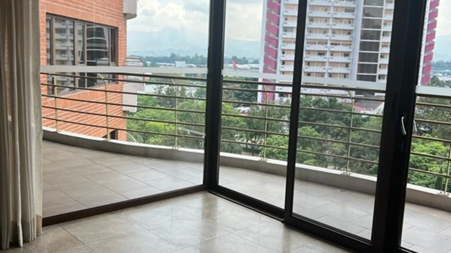 Alquilo Zona 14 apartamento Edificio Tadeus - Miniatura 4