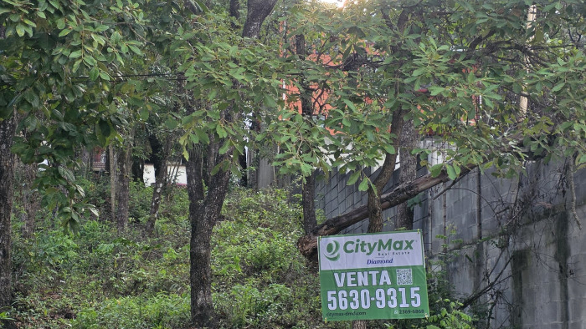 Terreno en Venta en Las Hojarascas Mixco - Image 1