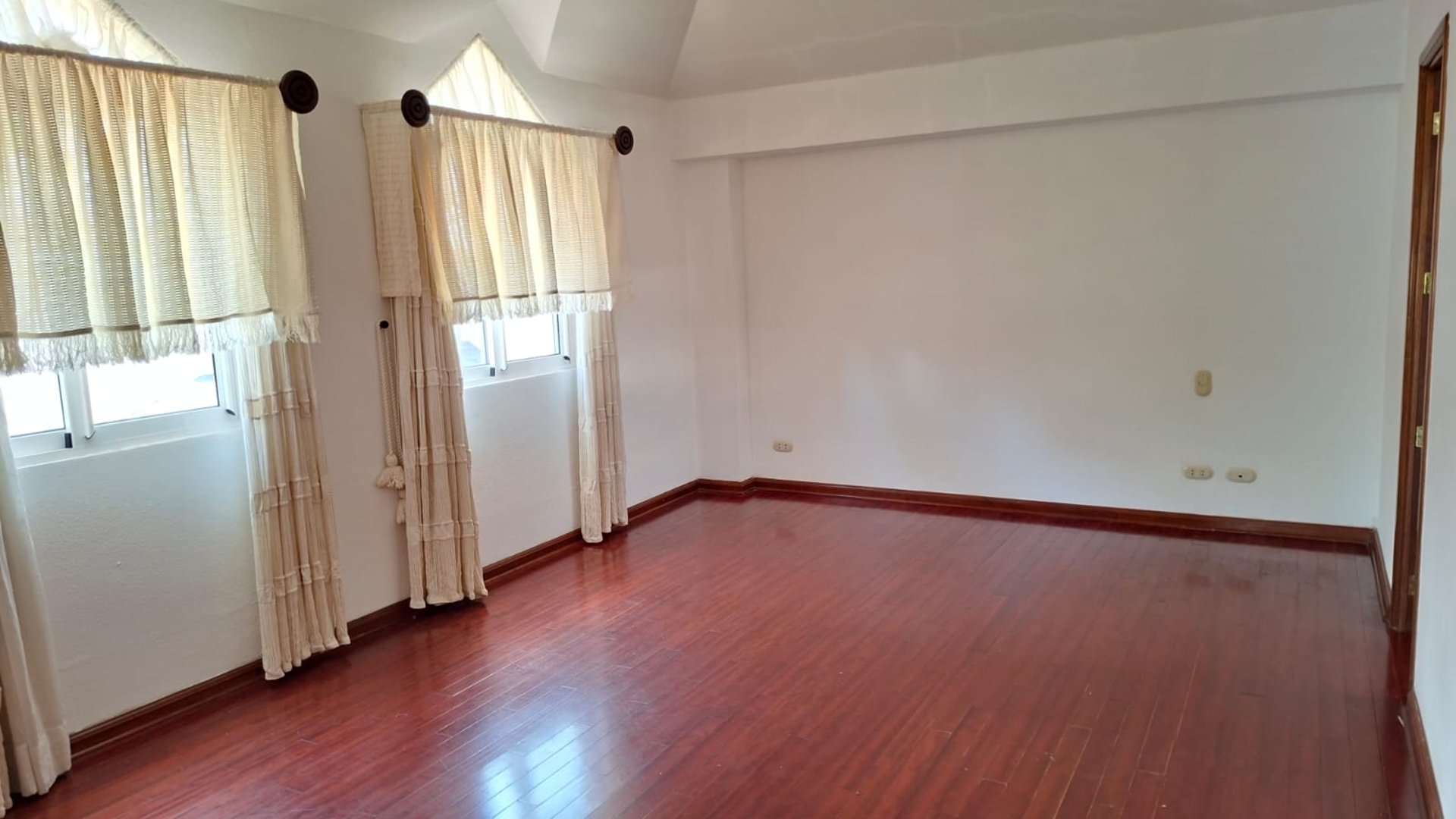 Casa con habitacion de servicio - dentro de garita zona 14 Ref-5991 - Miniatura 4