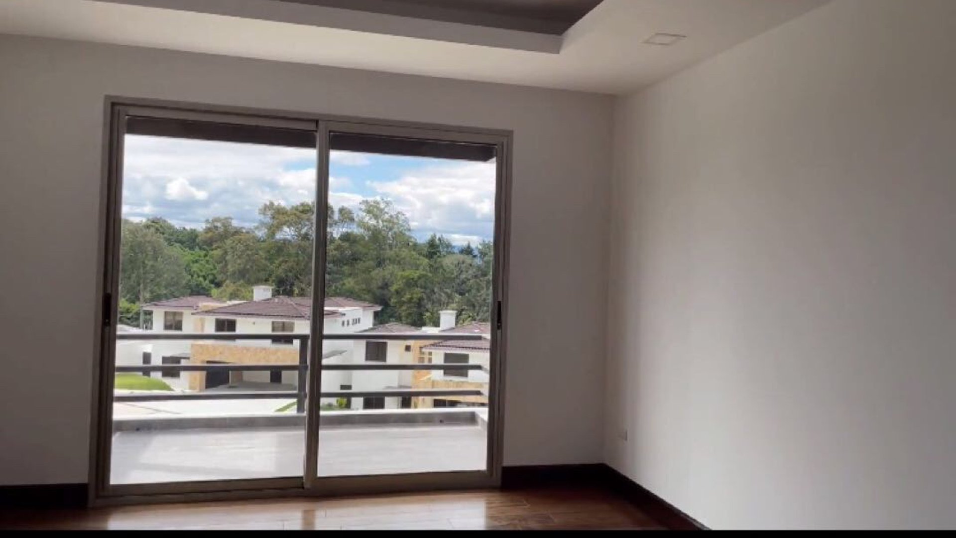 Vendo Linda Casa en Lomas de San Isidro zona 16 - Miniatura 6