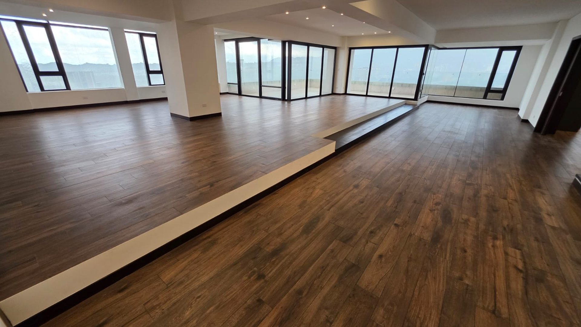 Venta de Penthouse de 4 habitaciones en zona 10 Ref-5053