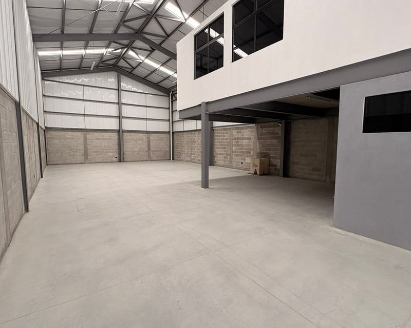 Se alquilan bodegas diferentes metrajes en Empresarial Villa Canales