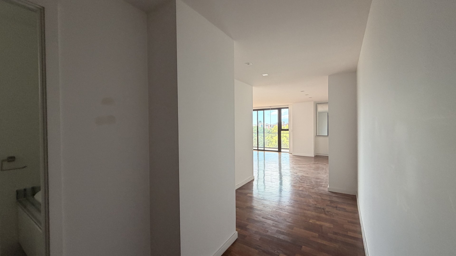 Apartamento en Alquiler Edificio Lucca, zona 10 - Miniatura 2