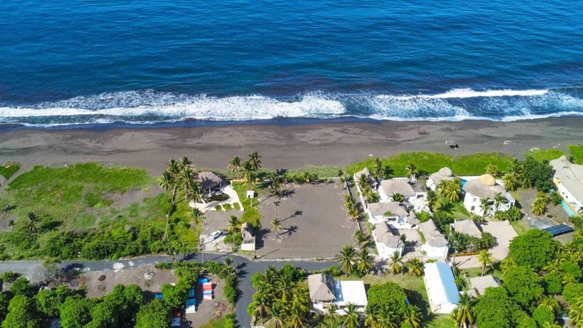 VENTA DE AMPLIO TERRENO 4,400vr2 - MONTERRICO 