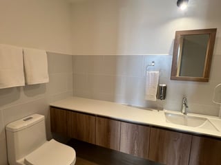 Vendo apartamento en Edificio MERAKI zona 10 por columpio de VH  - 5