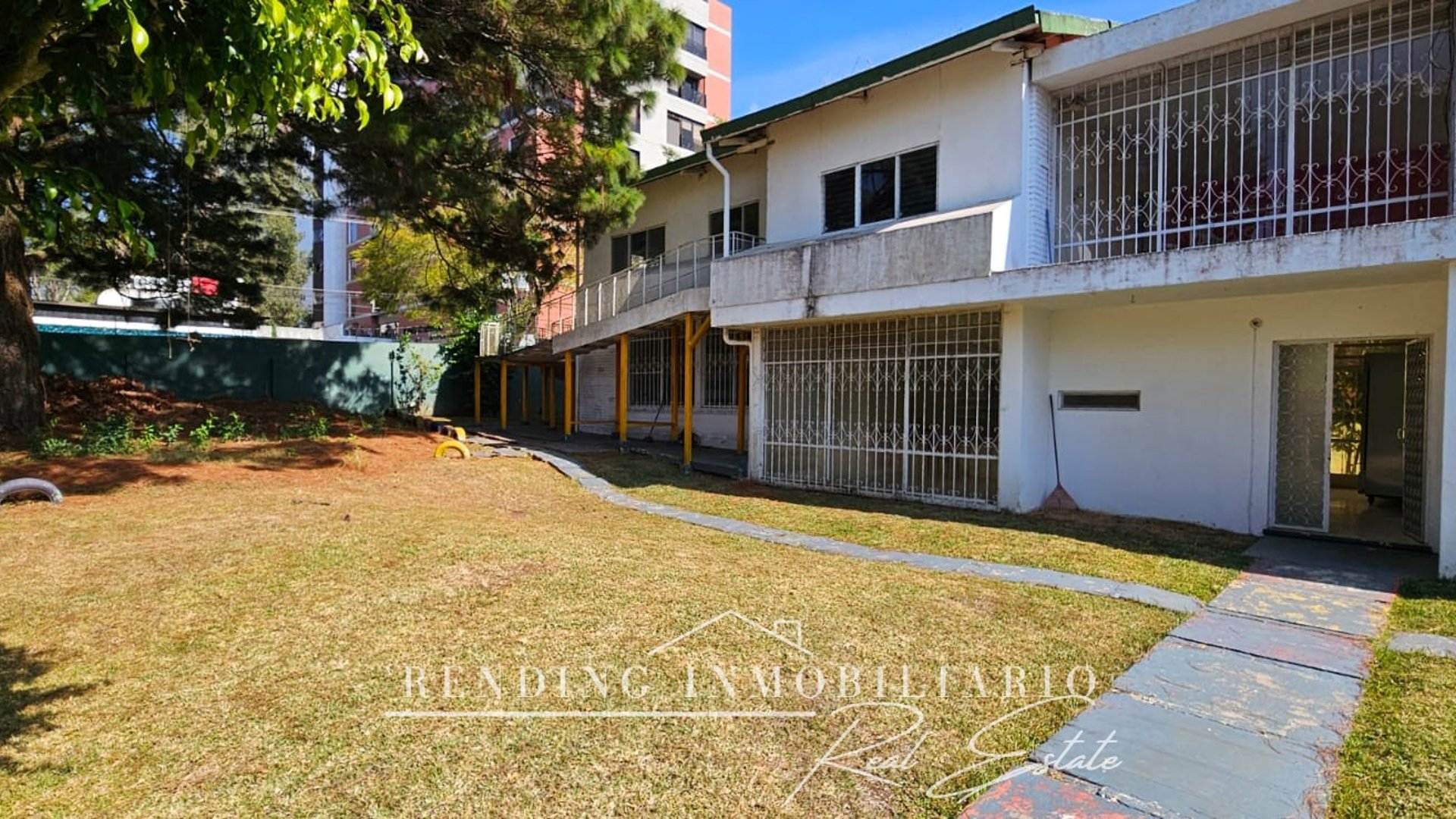Casa comercial en renta zona 15 23 ambientes + 20 parqueos - Image 1