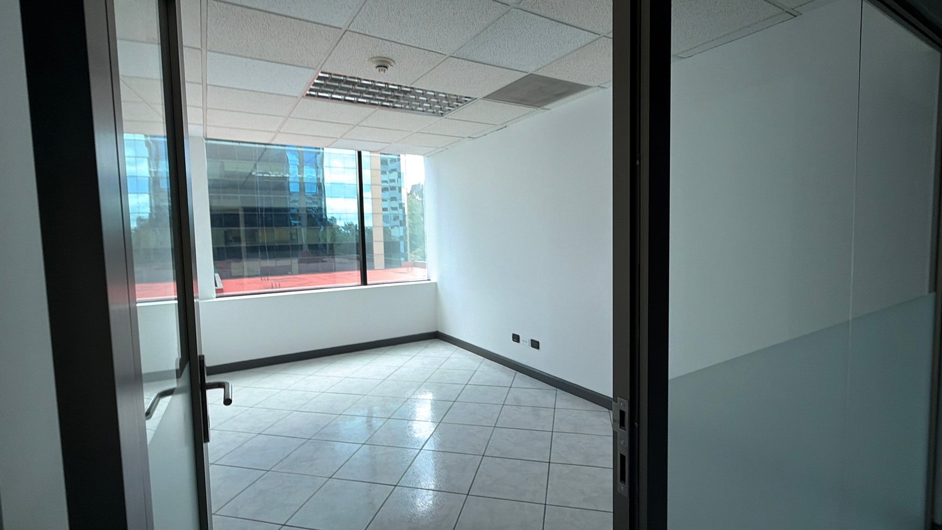 Oficina en Alquiler / Venta Edificio Europlaza, zona 14 - Miniatura 10