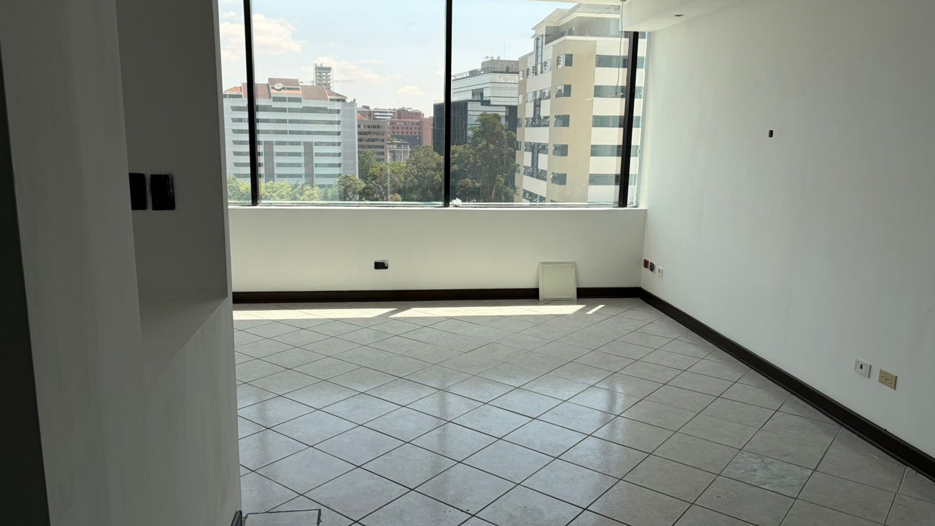 VENTA Oficina Zona 14 Europlaza  - Miniatura 3