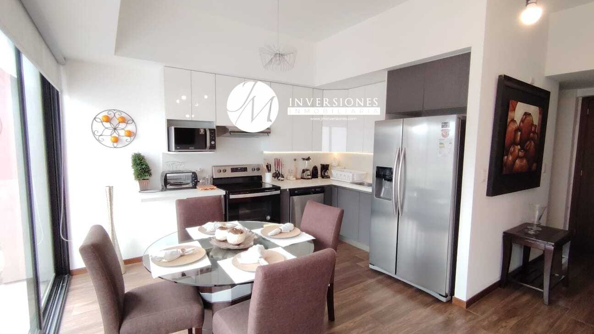 Modern 1-Bedroom Apartment in Zone 10, Guatemala City for Rent - Fully Furnished, Parking