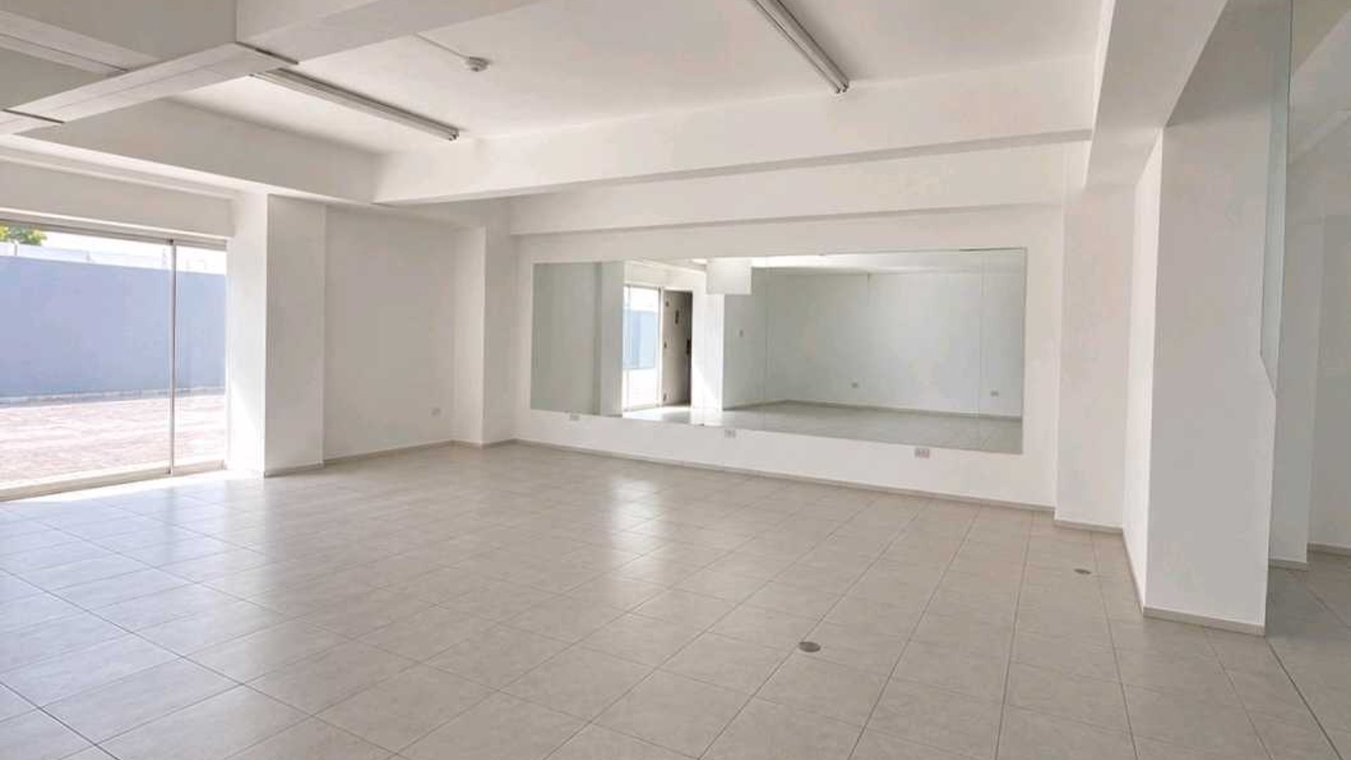 LOCAL COMERCIAL EN ALQUILER????Edificio Murano Center, Zona 10 - Miniatura 3