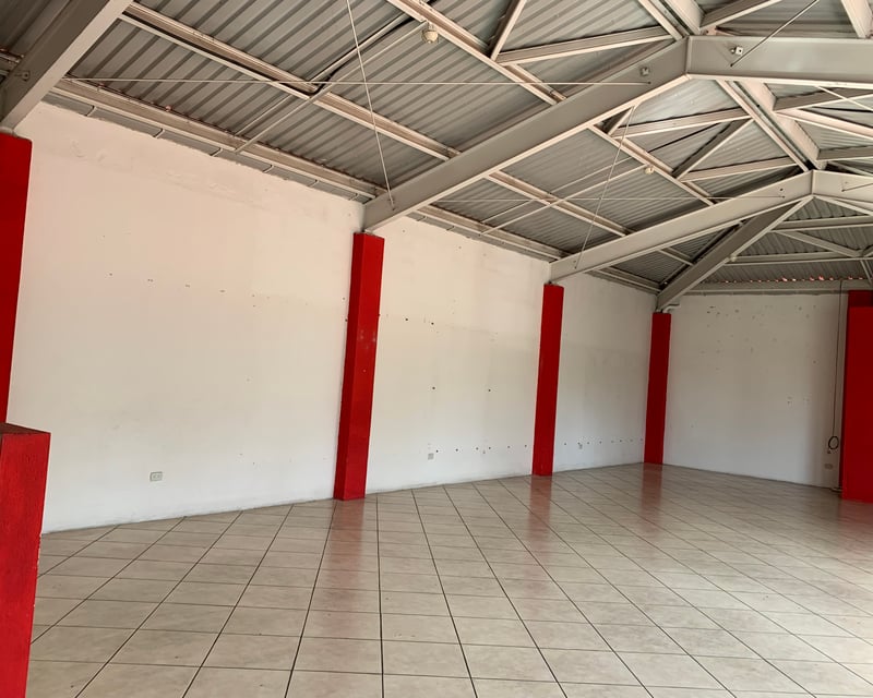 Rento Local en Centro de Conveniencia Real Villa en San Cristobal