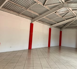 Rento Local en Centro de Conveniencia Real Villa en San Cristobal