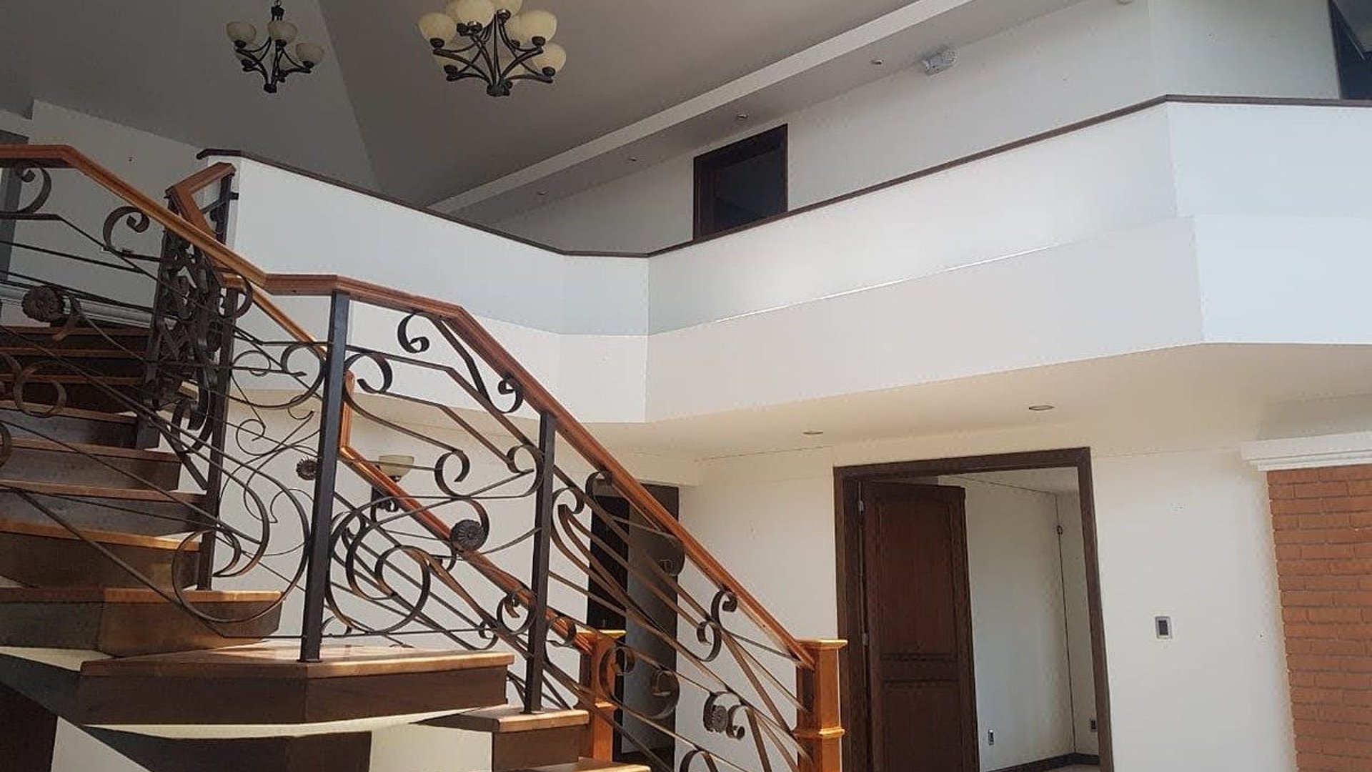 Residencia Exclusiva en Venta o Renta en La Montaña Zona 16