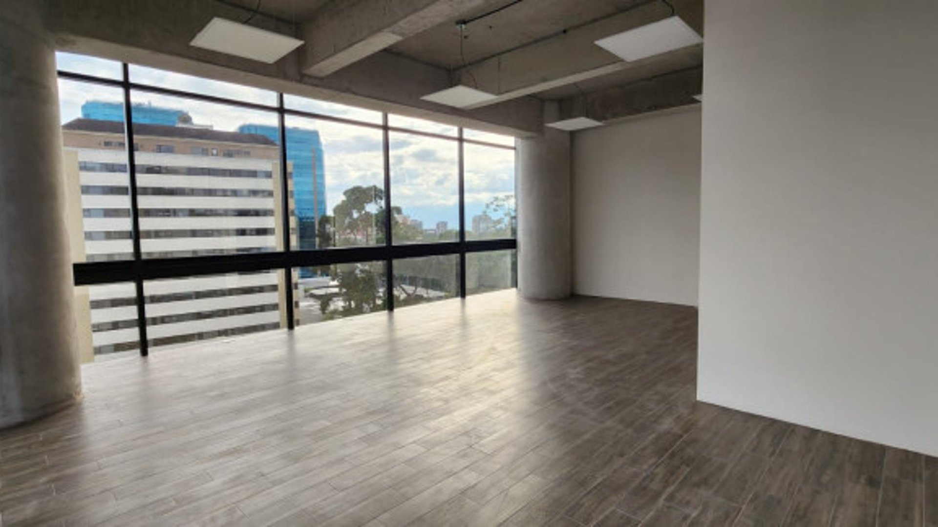 Oficina en Venta o Renta en zona 14 - Miniatura 2