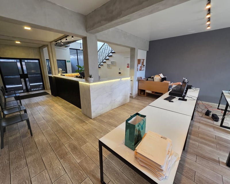 Venta de casa 2 niveles ideal para oficinas en zona 10 Ref-5647