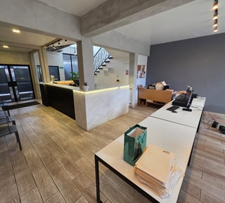 Venta de casa 2 niveles ideal para oficinas en zona 10 Ref-5647