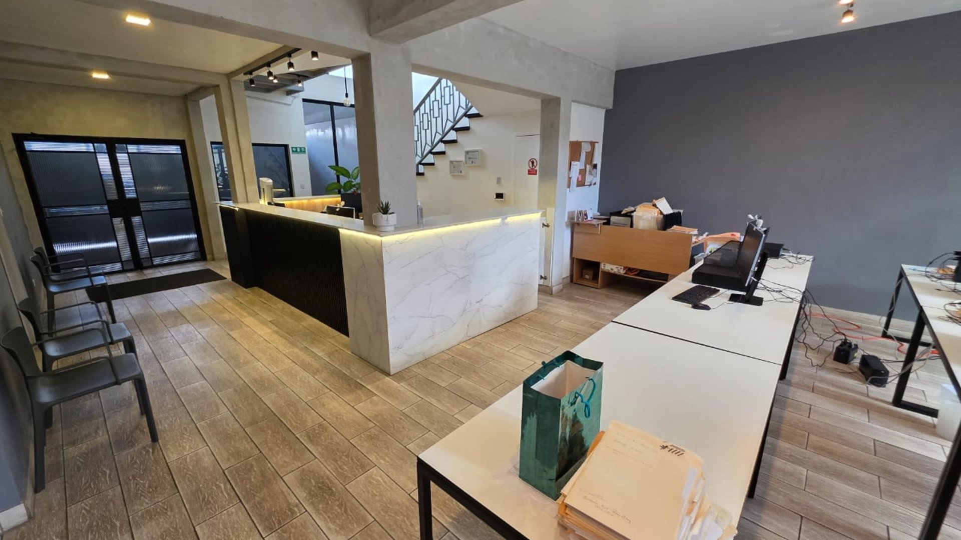 Venta de casa 2 niveles ideal para oficinas en zona 10 Ref-5647