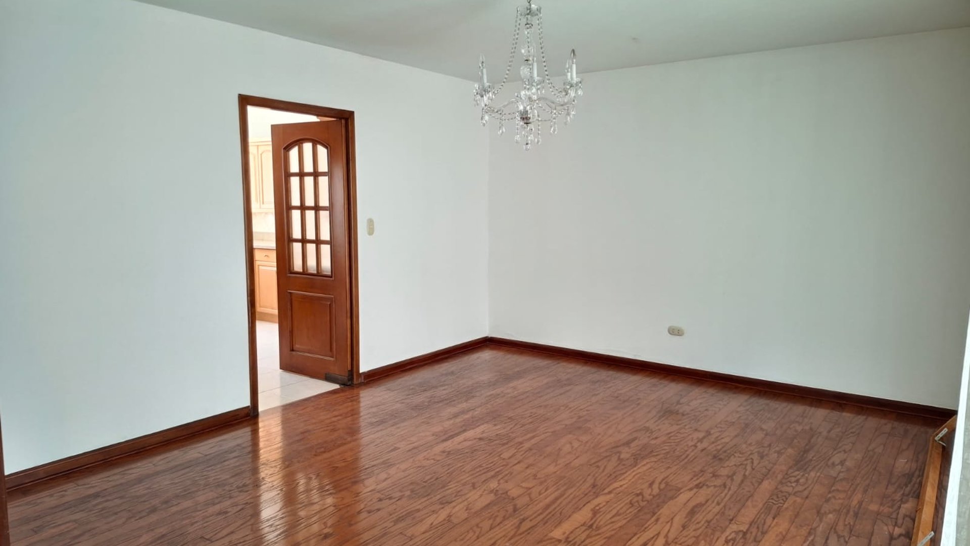 Casa con habitacion de servicio - dentro de garita zona 14 Ref-5991 - Miniatura 3