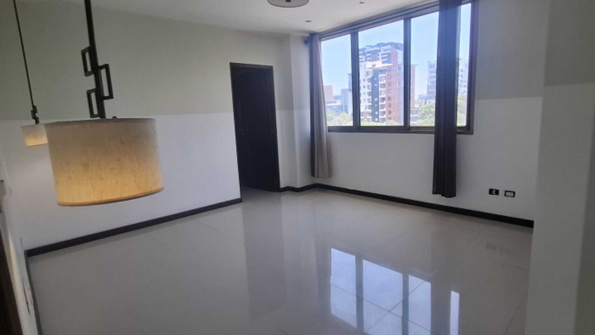 En Renta Apartamento en Zona 15 - Miniatura 3