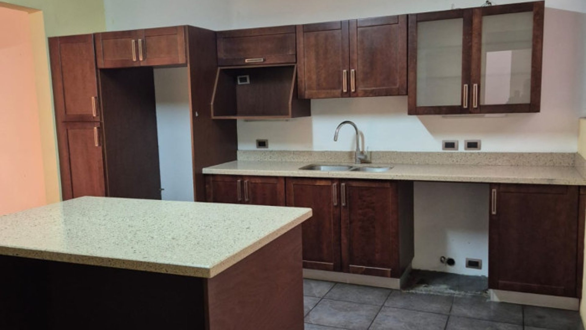 VENDO LUJOSA PROPIEDAD EN ZONA 16 HACIENDA REAL