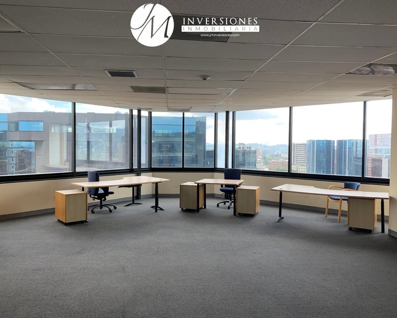 Oficina en zona 10 Penthouse en Renta