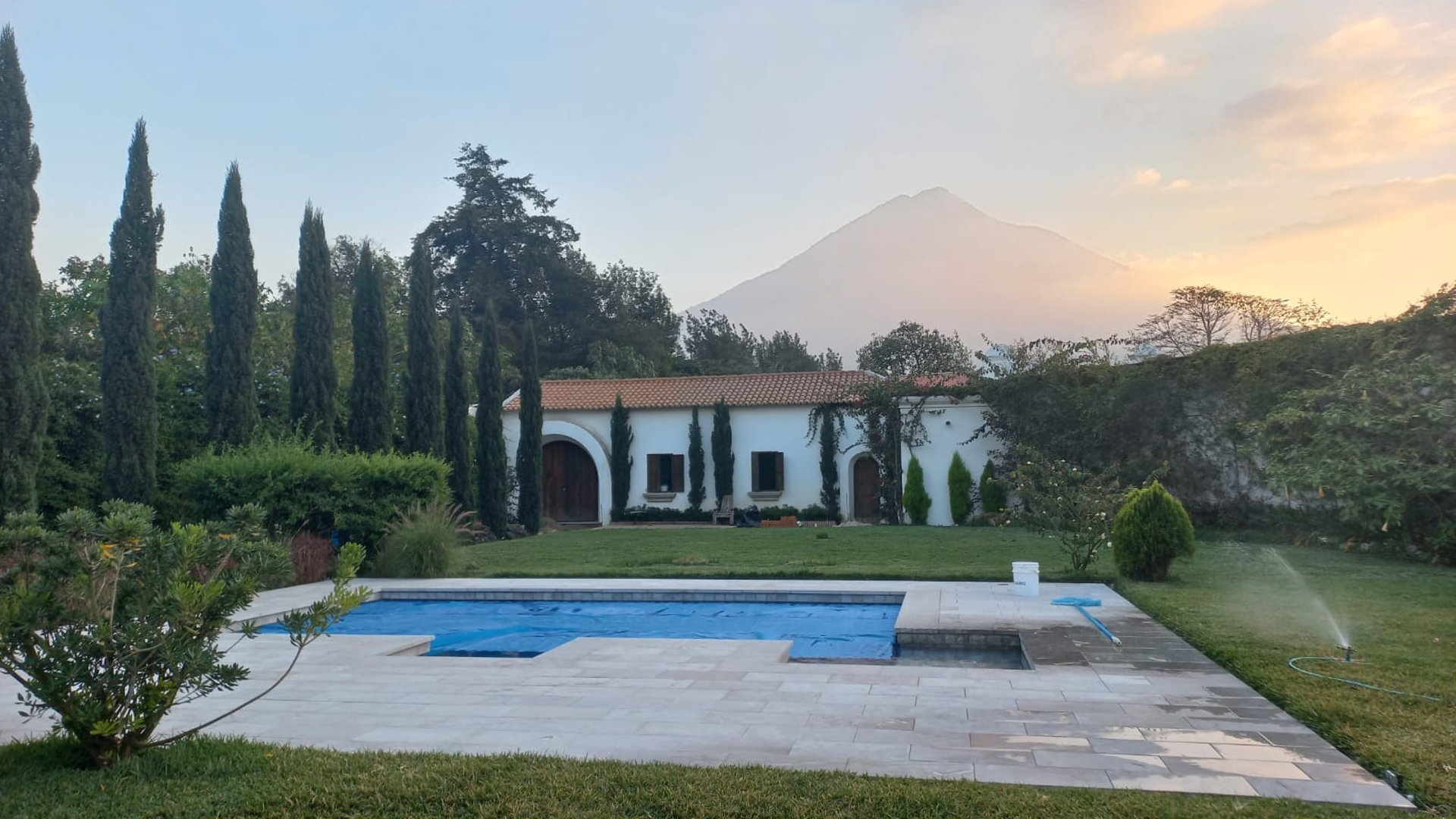 ESPECTACULAR CASA EN VENTA EN EL PANORAMA, ANTIGUA GUATEMALA  - Image 1