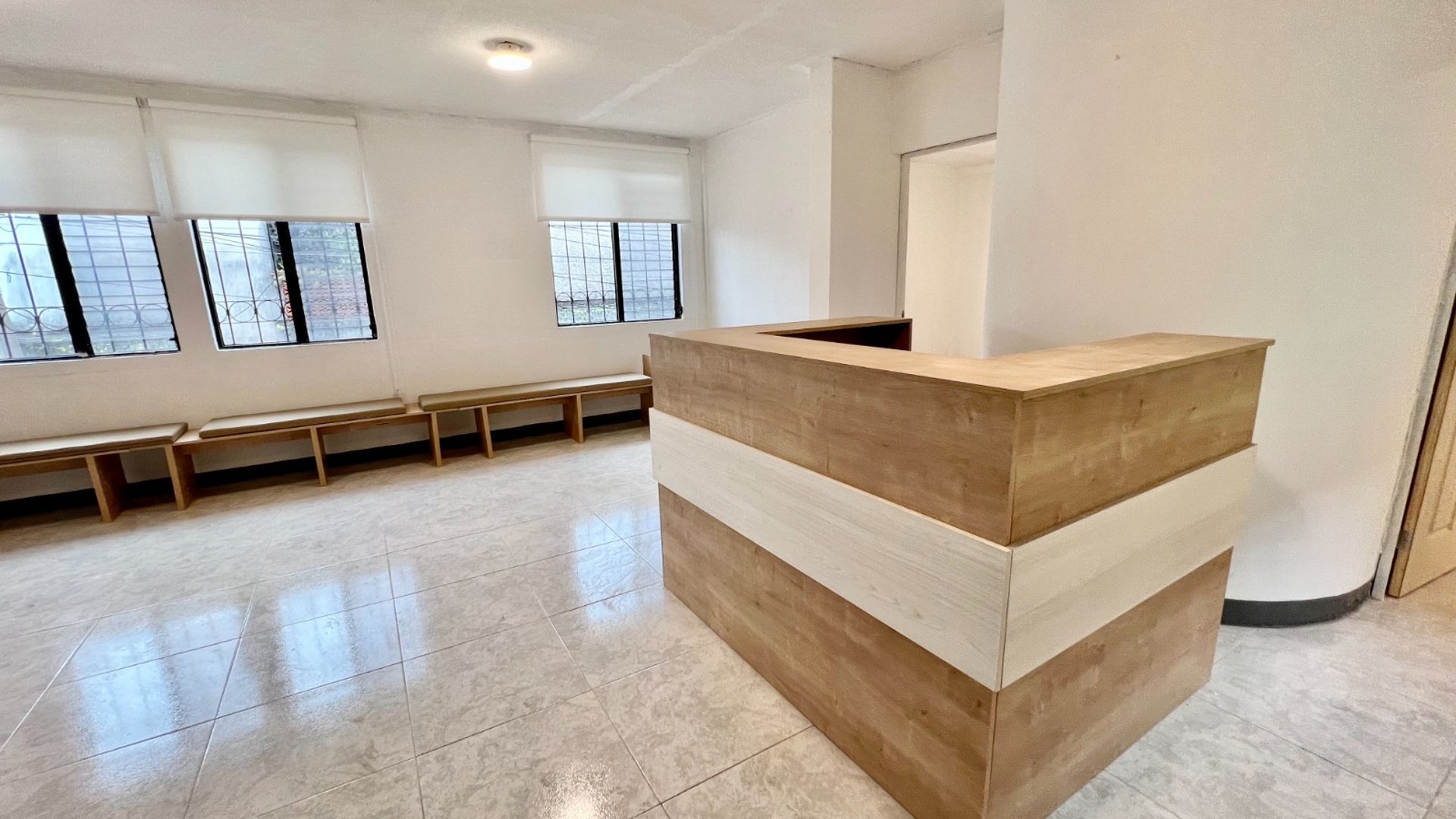 RENTA DE OFICINAS/CLINICAS EN ZONA 1 | NIVEL COMPLETO EN PLANTA 2 - Miniatura 3