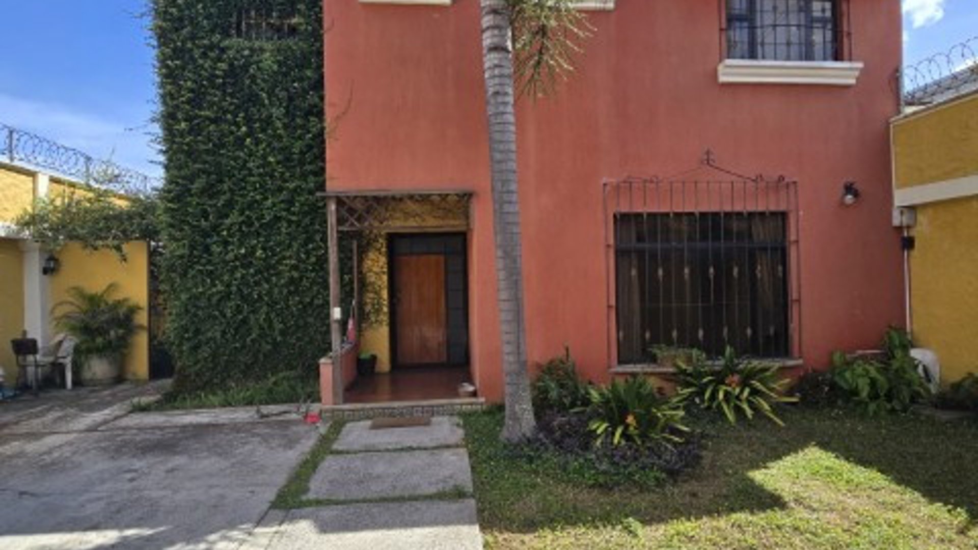 Casa con Jardín en Venta San Cristóbal afuera de garita