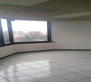 Oficina con 185 m2 en Renta en nivel Alto de la Zona 10