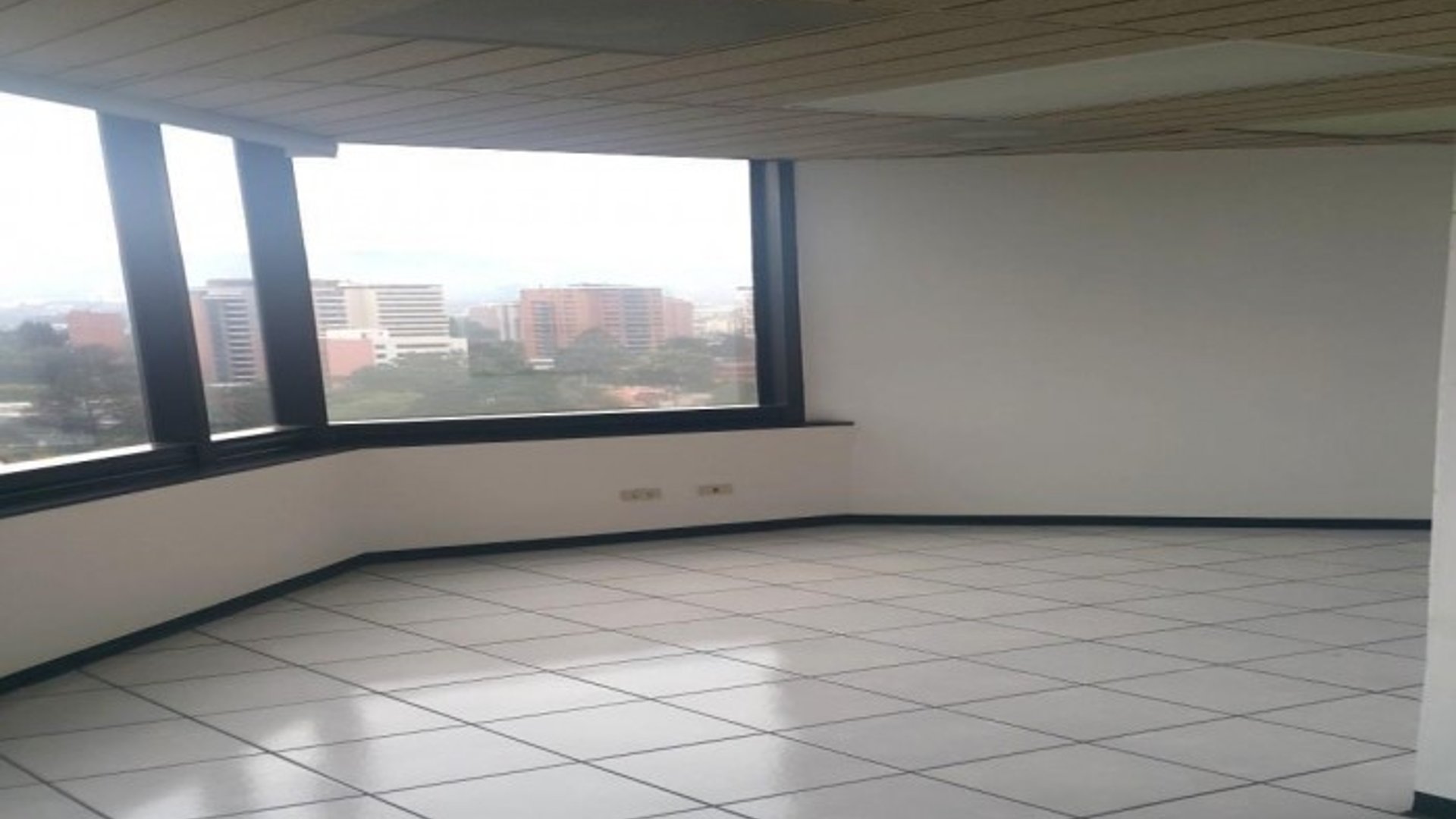 Oficina con 185 m2 en Renta en nivel Alto de la Zona 10