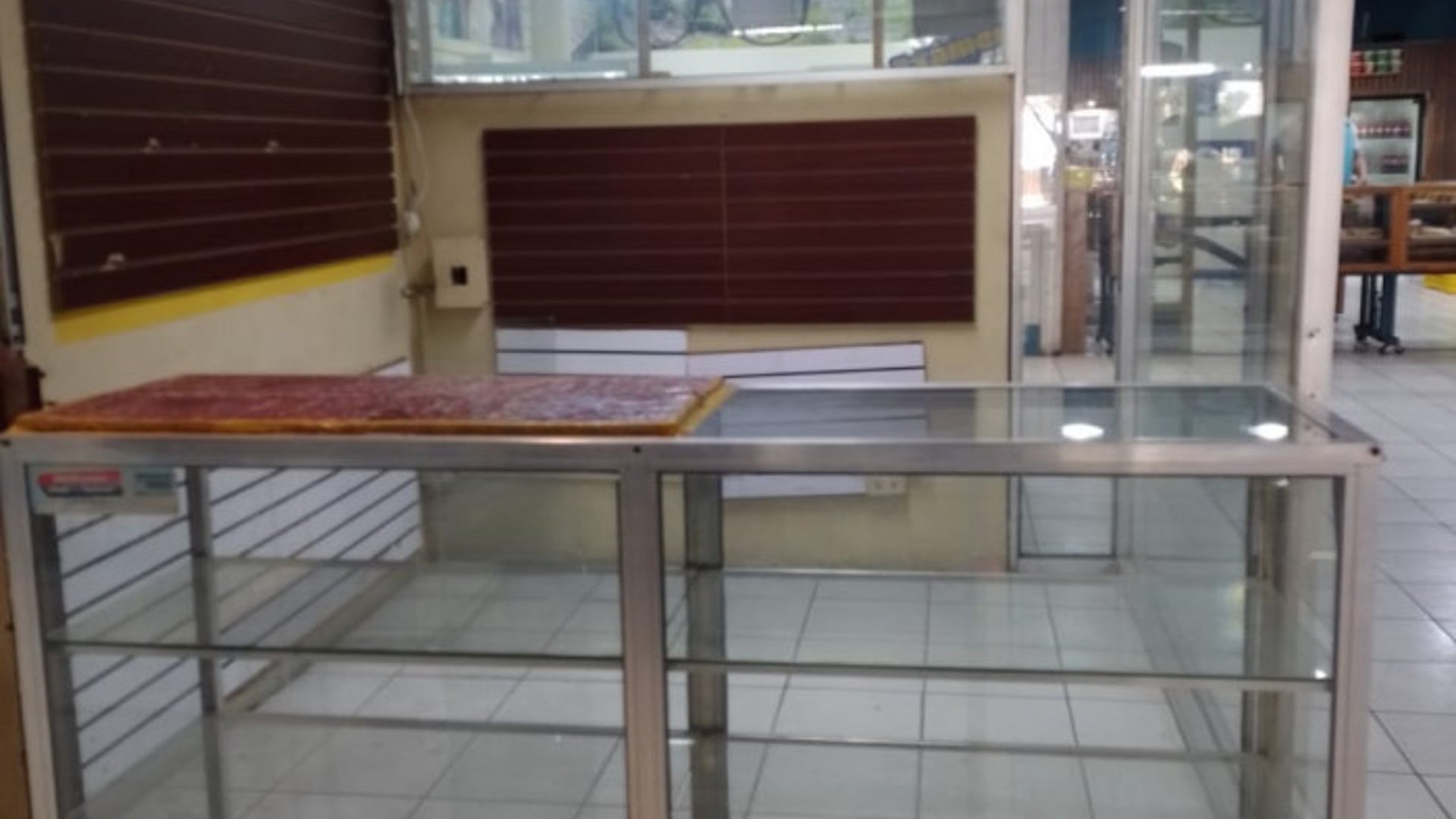 KIOSKO EN VENTA EN CENTRO COMERCIAL GRAN PORTAL  PETAPA - Miniatura 4