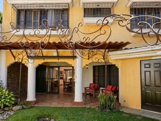CASA  EN VENTA ESTILO COLONIAL,📍sobre 20 calle Z. 10, fuera de garita - Image 1