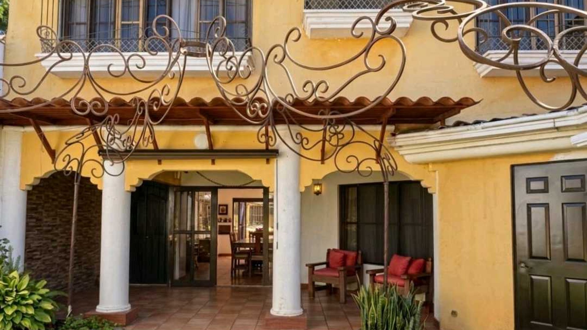 CASA  EN VENTA ESTILO COLONIAL,📍sobre 20 calle Z. 10, fuera de garita