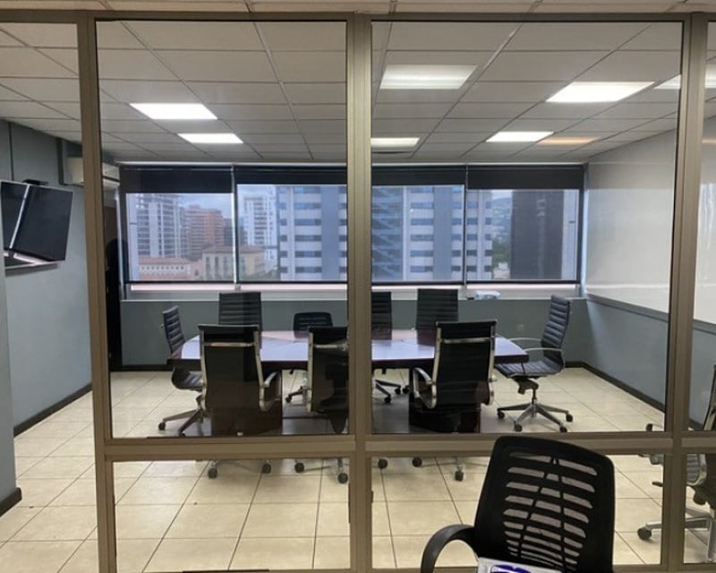 Oficina en venta Inversion zona 10 Edificio Dubai