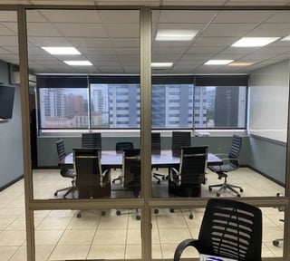 Oficina en venta Inversion zona 10 Edificio Dubai
