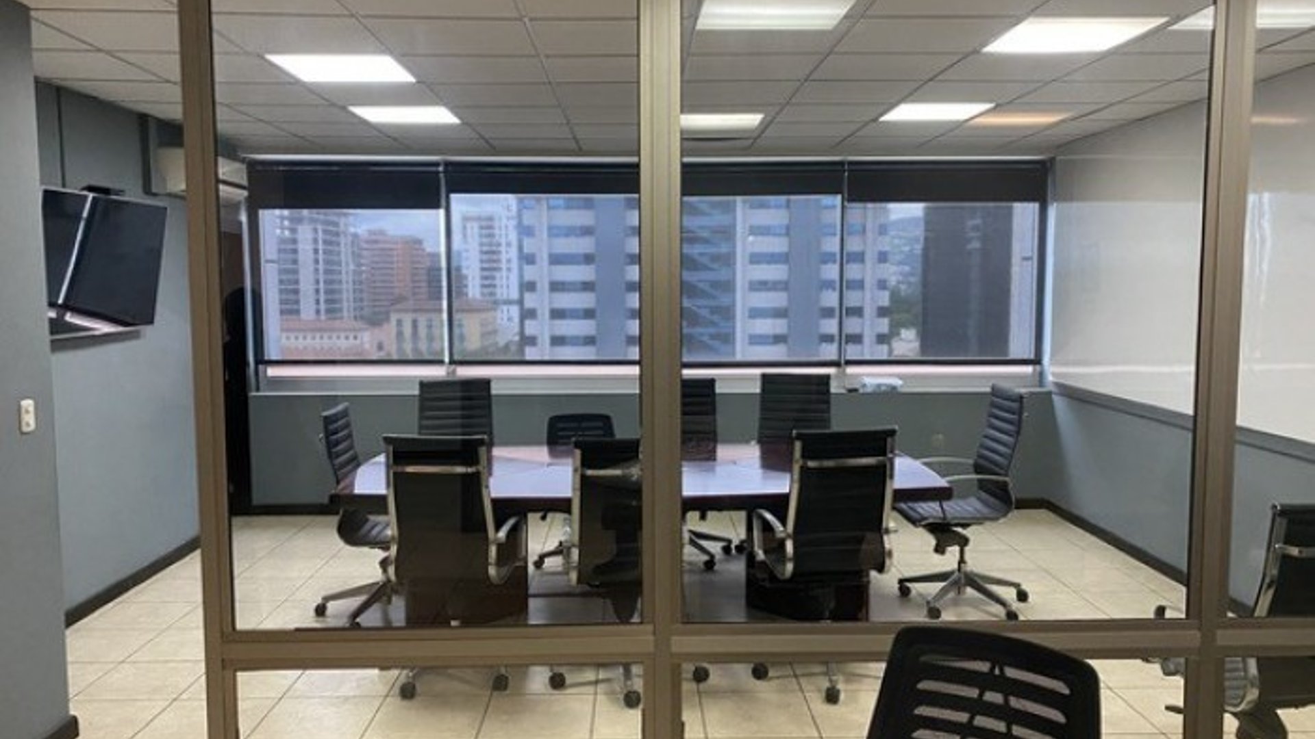 Oficina en venta Inversion zona 10 Edificio Dubai